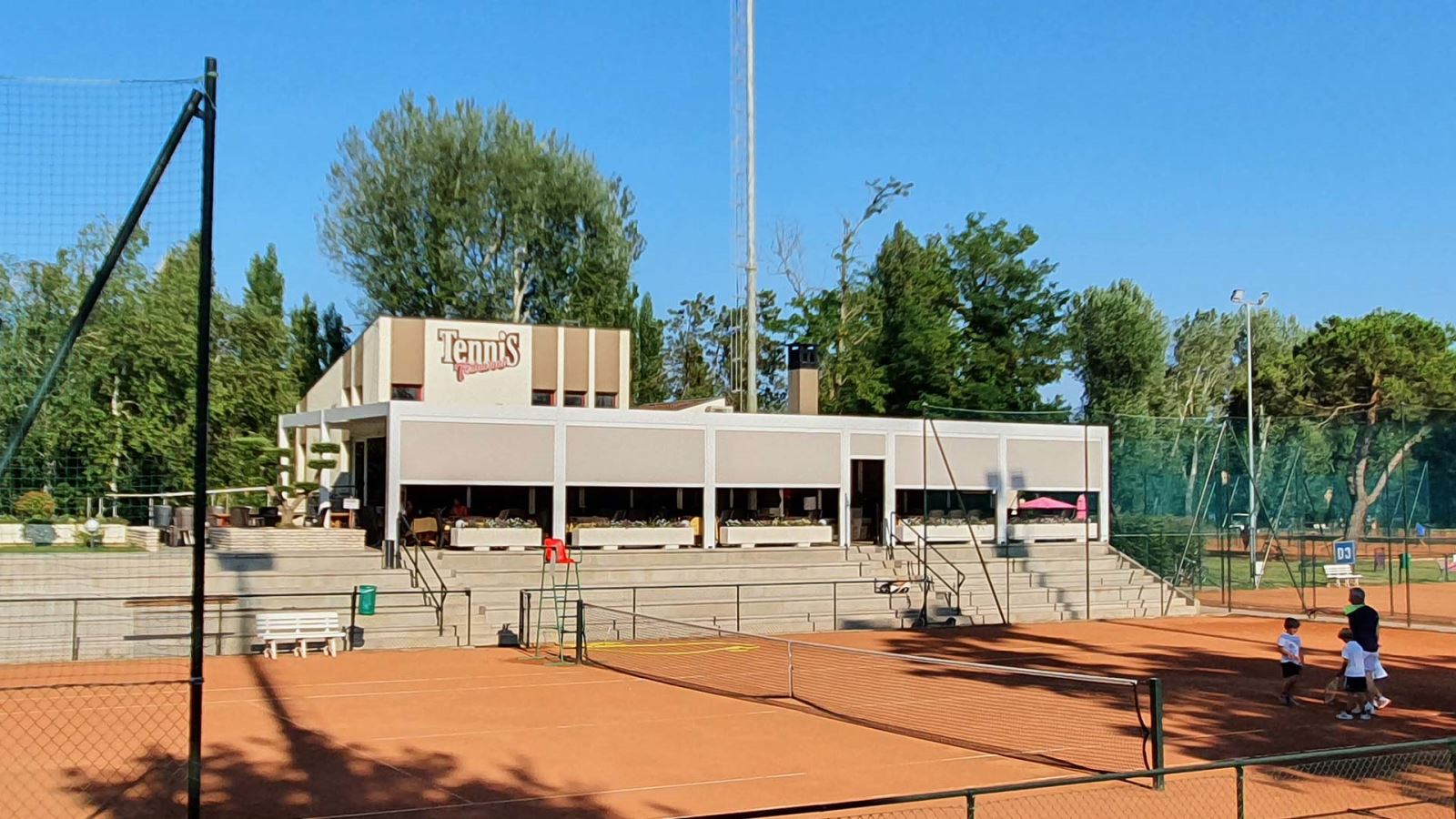 Installazione tende a rullo circolo tennis Albarella (RO) - Tecnologie Protettive