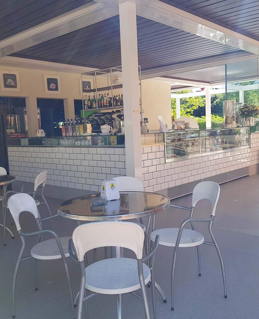 Realizzazione pergola Kedry Prime Bar Gelateria Piazzetta Fiordi - Tecnologie Protettive