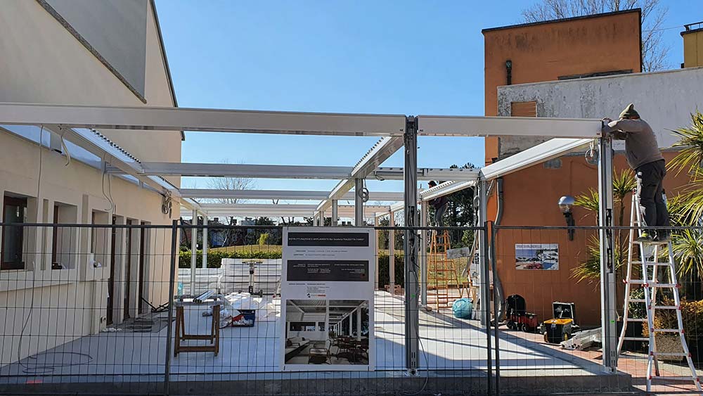 Realizzazione pergola Kedry Prime Bar Gelateria Piazzetta Fiordi - Tecnologie Protettive